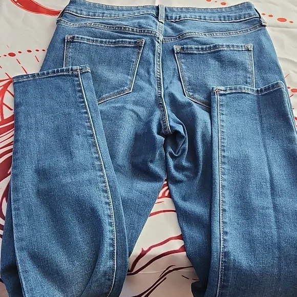 Old Navy Mid-Rise Pop Icon Distressed Skinny Jeans *Size 4Long*. *Barly Worn* - Picture 6 of 9